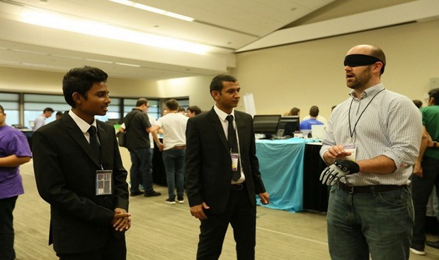 視障人士智能手套獲世界衛生峰會創業獎 ảnh 1