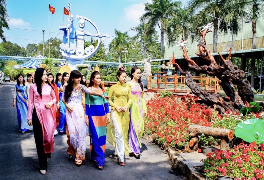 婦女遊覽蓮潭文化公園。