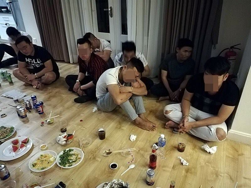 當場被查獲聚眾吸毒的“癮君子”。（圖源：芳南）