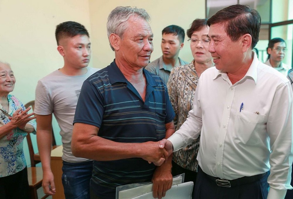 市人委會主席阮成鋒（前右）與民眾交換意見。（圖源：勇方）