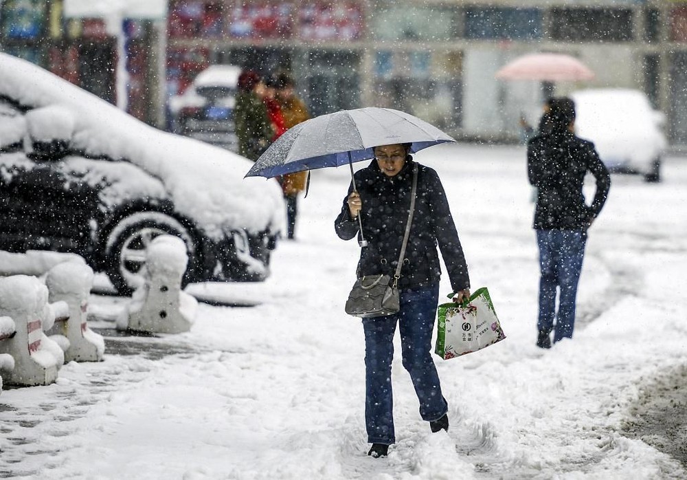 外出民眾穿上了厚厚的冬裝禦寒。（圖源：互聯網）