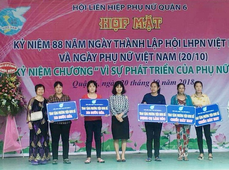 華人婦女應氏蓮(左一)向貧困婦女贈送謀生工具。