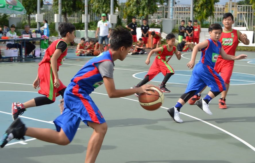 初中六和七年級組安富學校（紅色衣）對潘文治學校隊比賽一瞥。