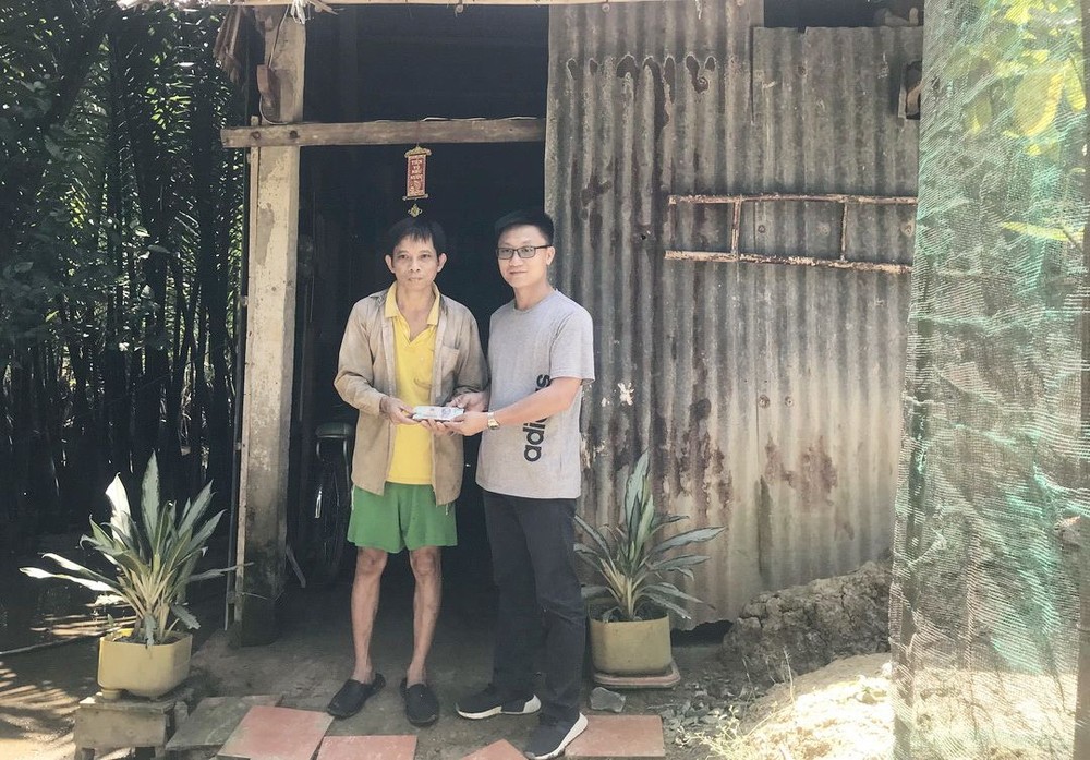 新熙印刷責任有限公司經理梁敬波代表何新權先生將善款轉交給杜文越。