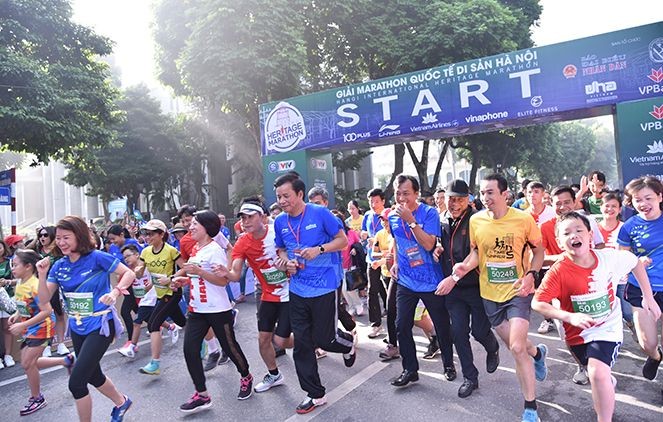 2018年河內國際遺產馬拉松賽出發瞬間鏡頭。（圖源：人民代表報）
