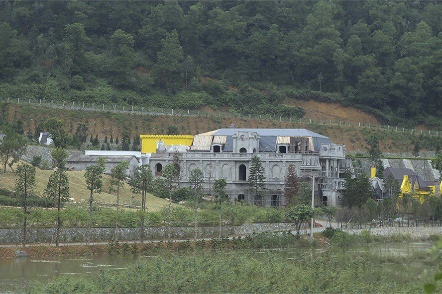 圖為在河內市朔山縣明智鄉同渡湖畔興建的一組建築群體。（圖源：陳王）