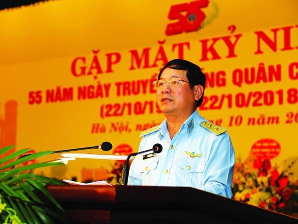 防空空軍軍種司令黎輝詠中將在紀念聚會上發言。（圖源：泰山）