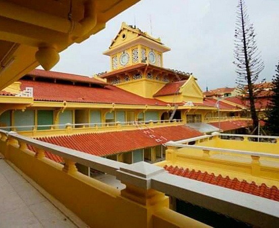 經過維修之後已煥然一新，十分整潔和美觀，但仍保存著建築原貌的平西市場。