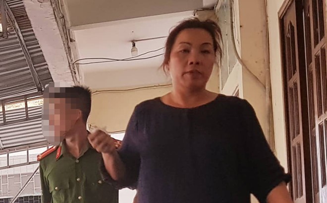 員警將酒駕肇事的女司機阮氏娥押送至派出所。（圖源：黎齋）