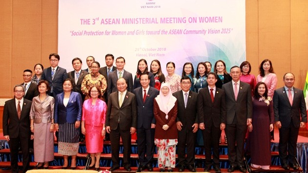 政府總理阮春福（前左五）同各國與會代表合照。（圖源：孟登）