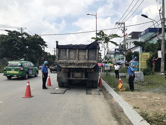 超載重型卡車在禁止時間駛進禁行路段。