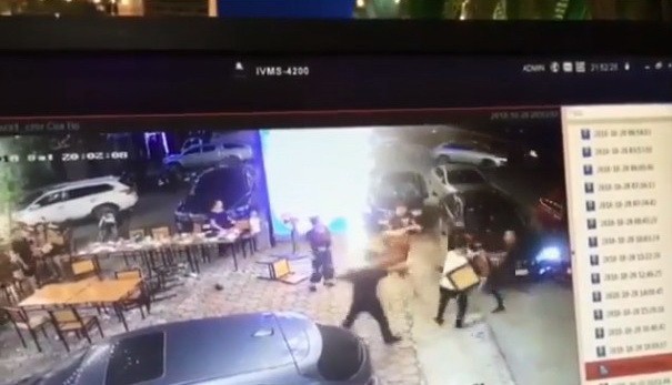 監控視頻錄下的事發過程一瞥。（圖源：視頻截圖）