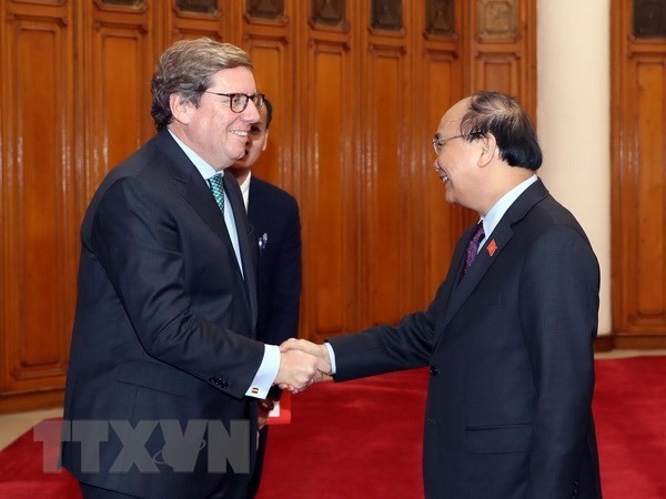 政府總理阮春福（右）接見歐洲議院漁業委員會代言人馬托‧加布里埃爾議員。（圖源：互聯網）