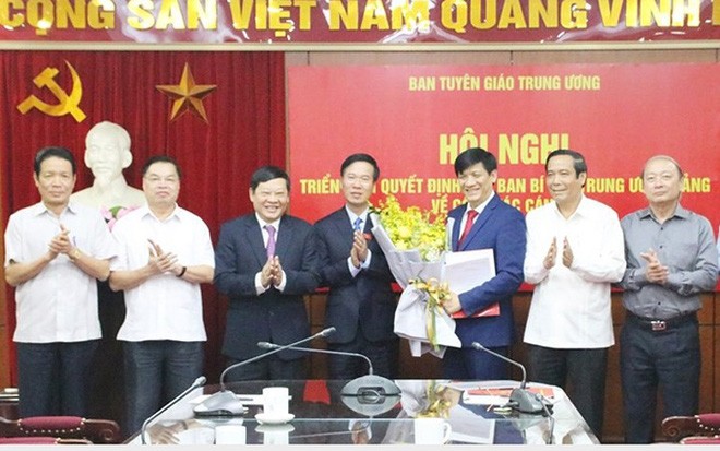 中央宣教部長武文賞（中）向阮清平同志贈送鮮花表示祝賀。（圖源：tuyengiao.vn）