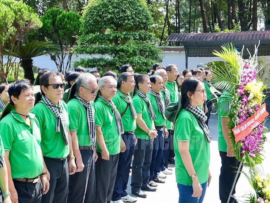 本市宣教幹部與媒體代表團在同祿三岔路口青年突擊隊烈士紀念區上香緬懷壯烈犧牲的10名女青年突擊隊員。（圖源：市黨部新聞網）