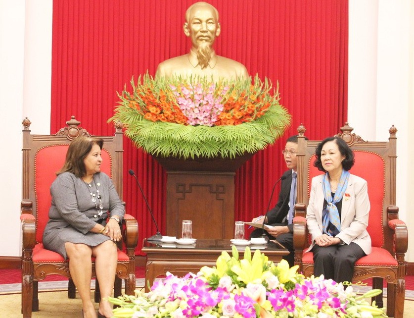 中央民運部長張氏梅（右）接見古巴婦聯會秘書長瑪麗亞‧特蕾莎。（圖源：御平）