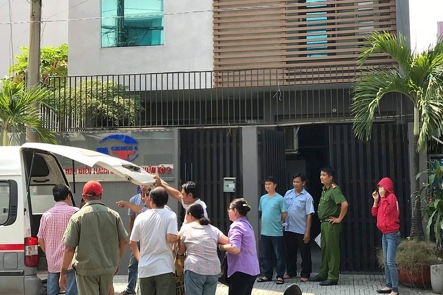 職能力量將屍體送上救護車，運往太平間進行深度死亡調查。（圖源：雙魚）