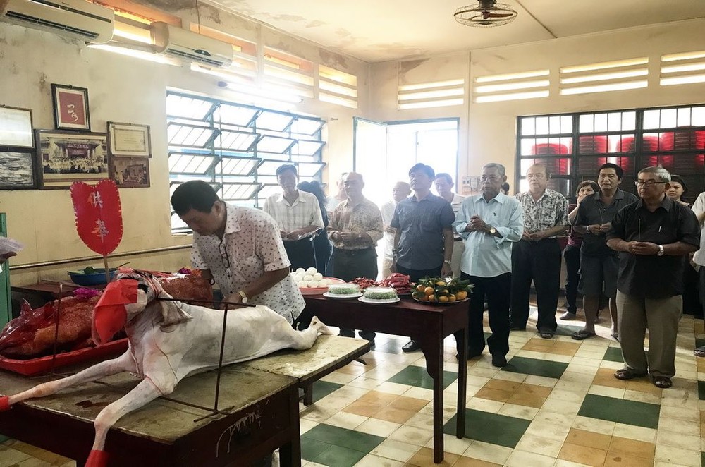海南會館理監事們拜祭華光師祖。