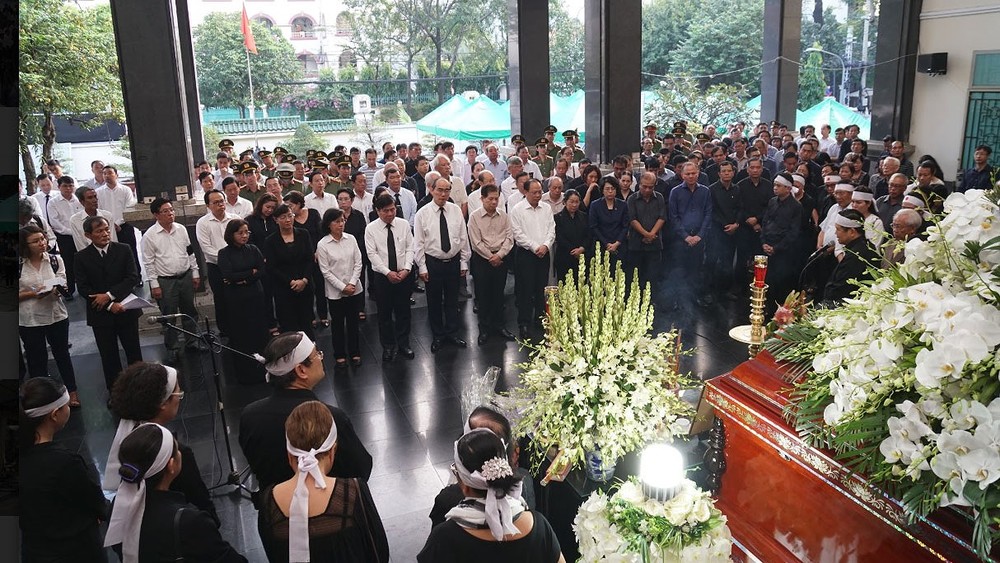 市領導、家屬親友及各界人士無限痛惜送別阮氏雲同志。（圖源：黃雄）