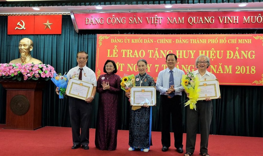 市委宣教處主任申氏舒（左二）向老前輩黨員頒授50年黨齡紀念章。