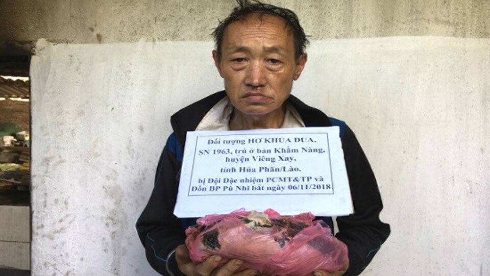 被抓獲的運毒犯何庫努與贓物。（圖源：公安機關提供）