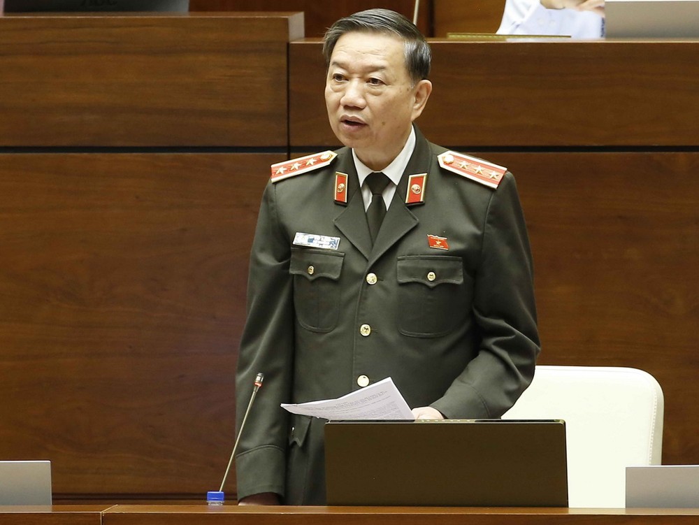 蘇霖部長回答國會代表質詢。