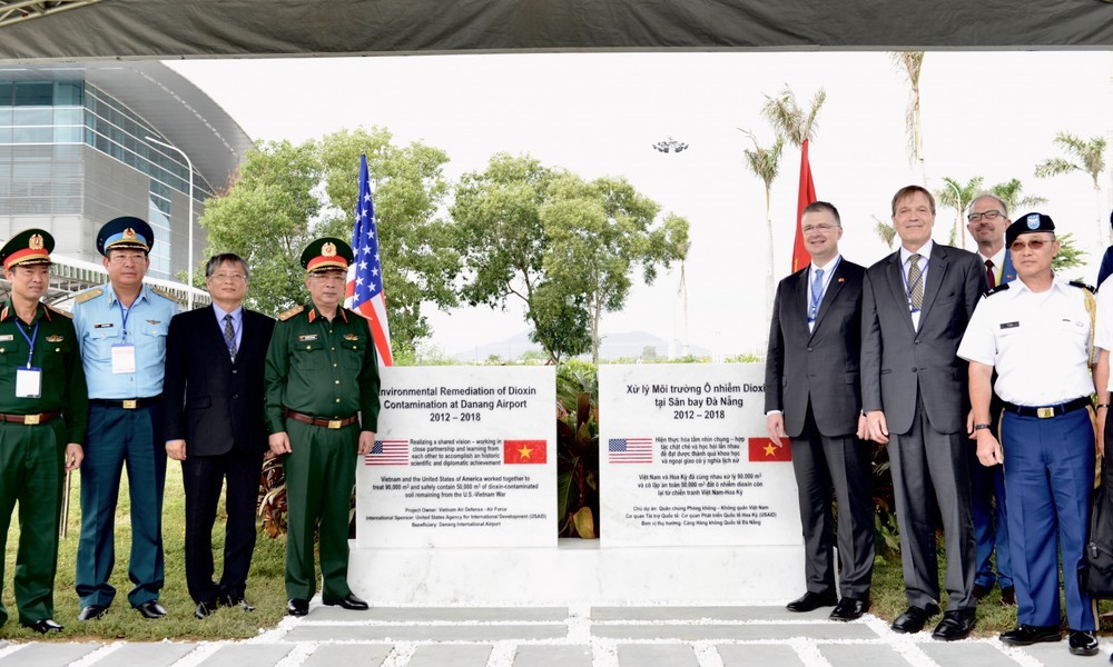 雙方在峴港機場落葉劑污染清理項目完成並移交公佈儀式上合照。（圖源：清孝）