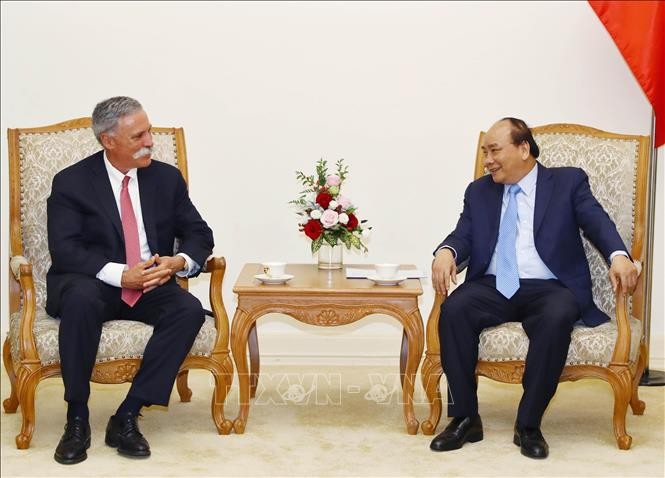 政府總理阮春福（右）接見Formula One集團董事長兼執行經理蔡斯‧嘉莉。（圖源：越通社）