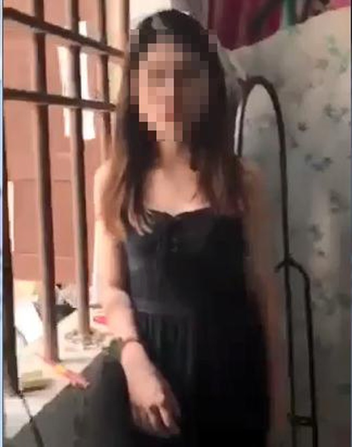 被銬在窗戶上的阿H。（圖源：視頻截圖）