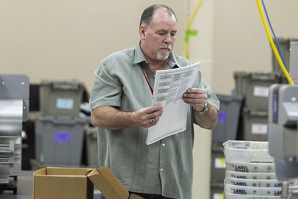 美國佛羅里達，工作人員重新計票。（圖源：DPA）