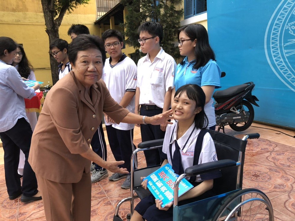 李金梅主席頒發獎助學金給學生。