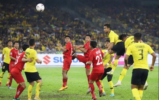 老撾(紅衣)與馬來西亞隊對決。