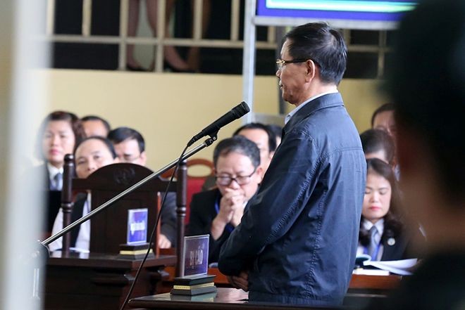 被告人潘文永站在被告席上答法官問案。（圖源：忠堅）