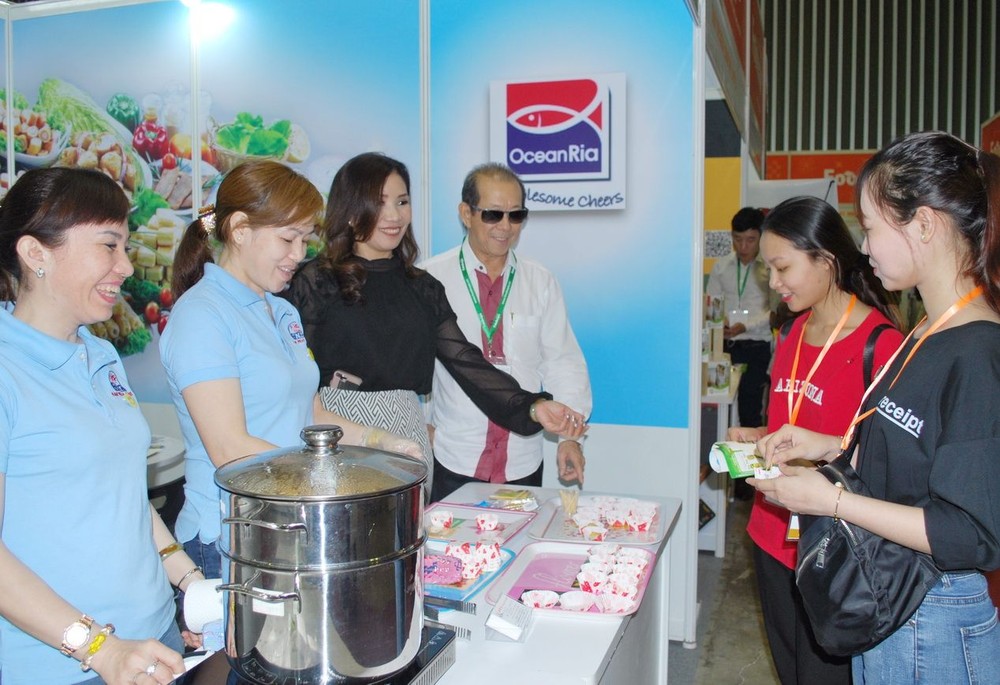 南發成公司在食品展上向顧客推介產品。