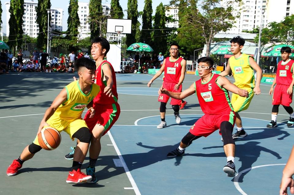 高中男子組 Marie Curie 隊對阮攸隊 (紅衣)比賽一瞥。