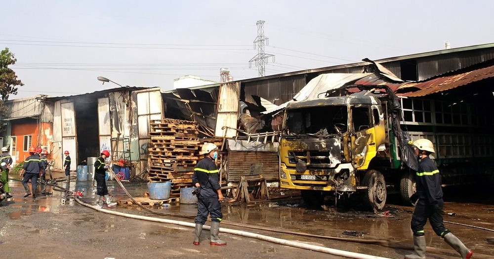 消防力量聞訊後調派多輛專用消防車趕抵現場滅火。（圖源：黎潘）