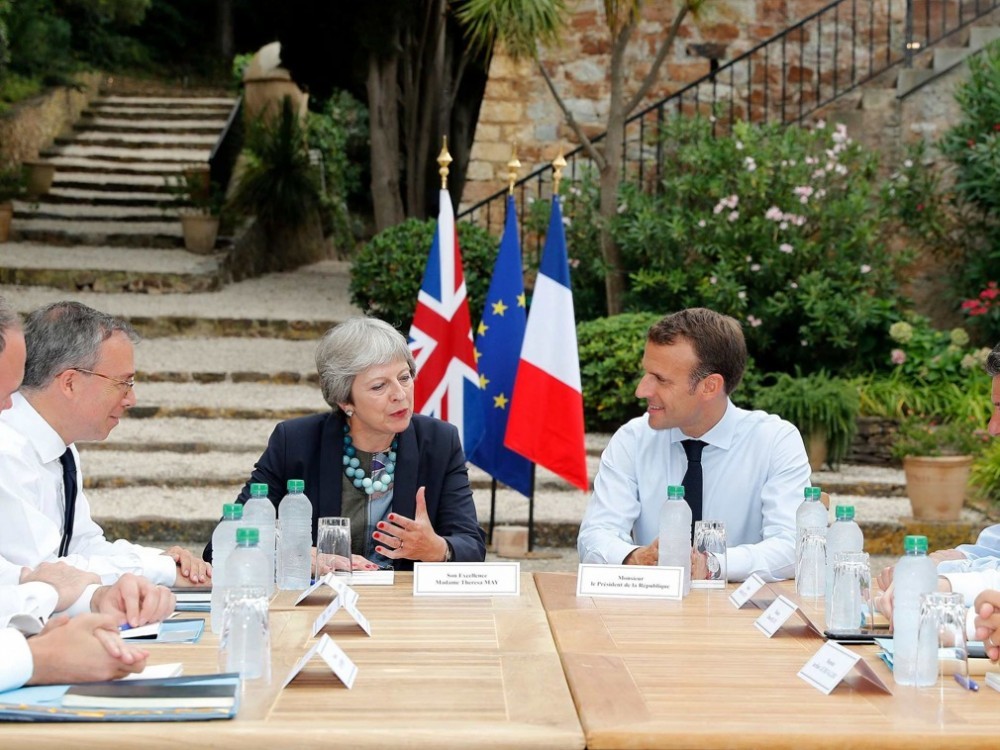 特雷莎·梅（左二）帶領英國脫歐之路不平坦。（圖源：VCG）