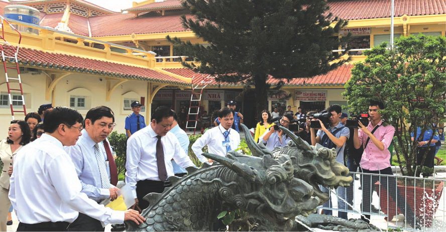 市與郡領導親往參觀市場。