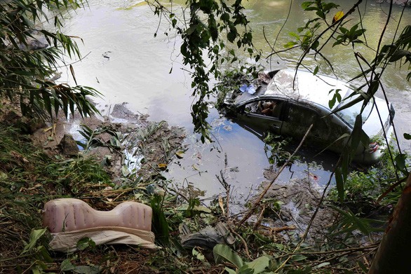 汽車墜河事故現場。（圖源：V.T）