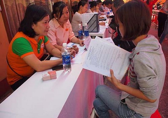 勞動者在了解招聘資訊。（圖源：Đ.Thúy）