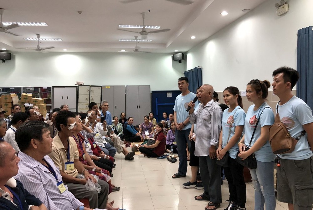 愛心行動慈善組親自前往慰問剛做完手術的貧困視障者，祝願他們早日康復。