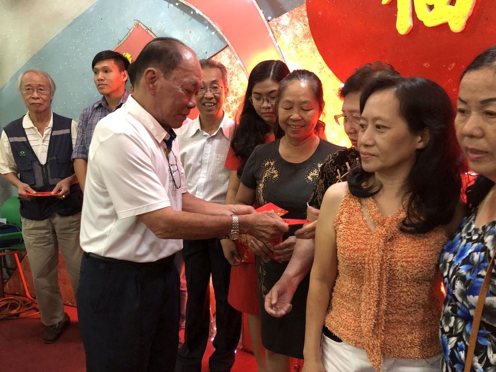 劉厚全副董事長代表董事會向老師們頒發獎金以致謝和祝賀。