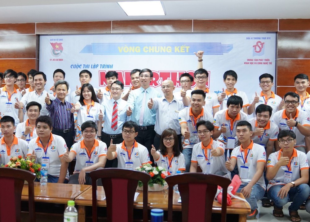 第二次“城市智慧交通應用程序創新”總決賽參賽者合照。