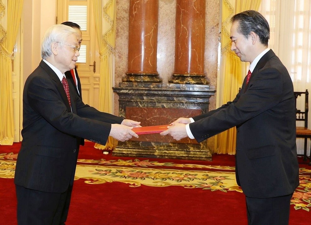 熊波大使向黨中央總書記、國家主席阮富仲呈遞國書。（圖源：越通社）