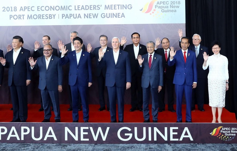 政府總理阮春福（後排右二）與亞太經合組織領導人合影。（圖源：越通社）