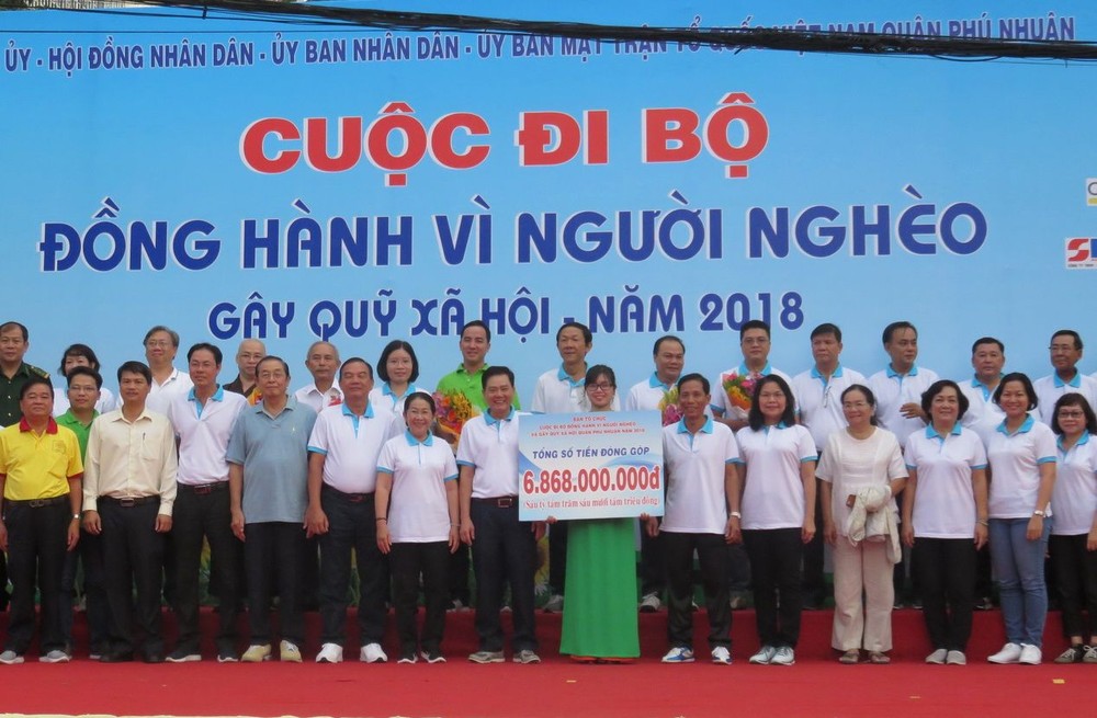 4000 人步行捐 68 億元予窮人 ảnh 1
