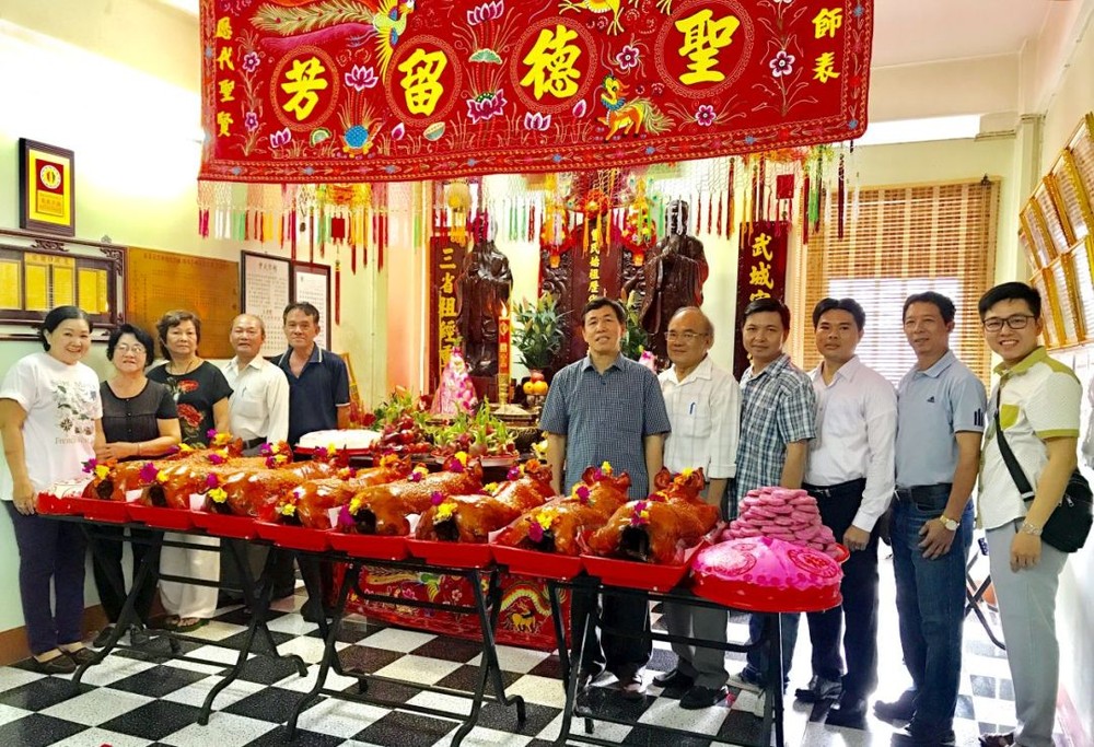 各位理監事在祭祖儀式上留影。