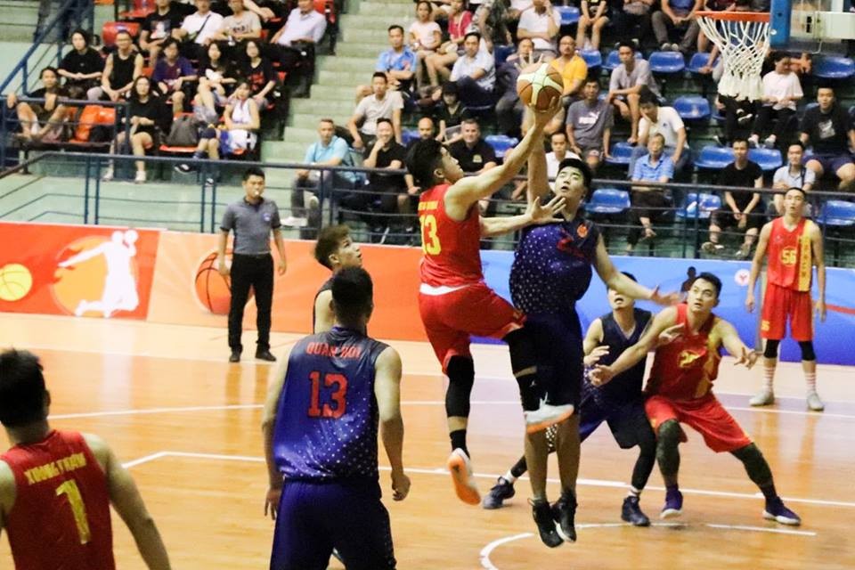 軍隊對胡志明市隊（紅衣）比賽一瞥。