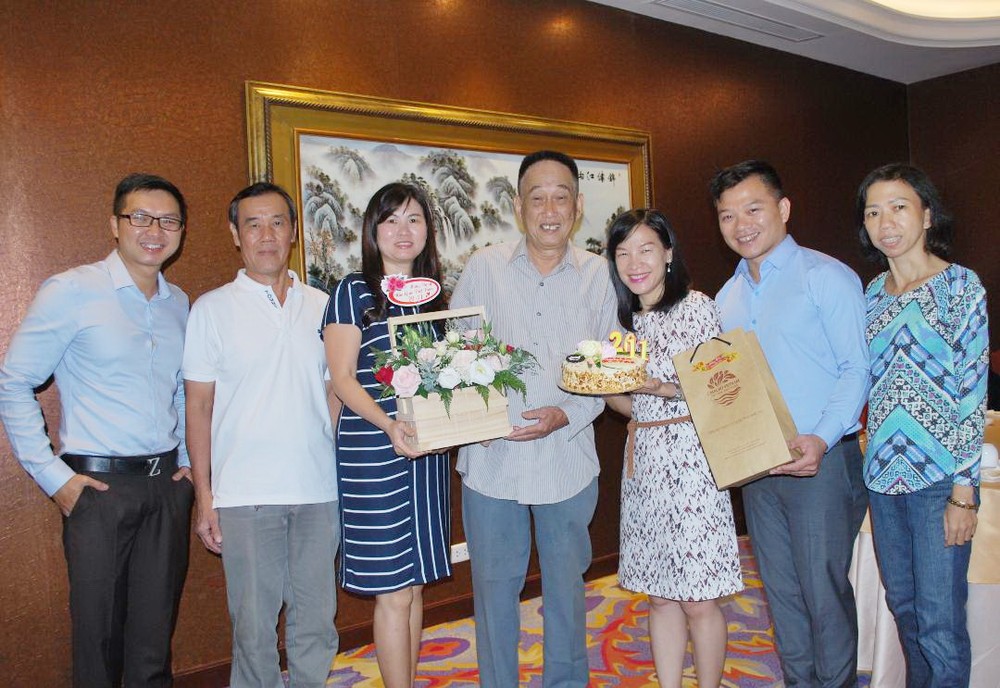 市領導人探望典範教師 ảnh 1