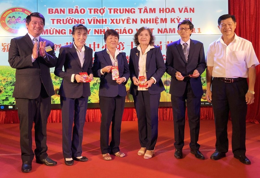 市領導人探望典範教師 ảnh 2